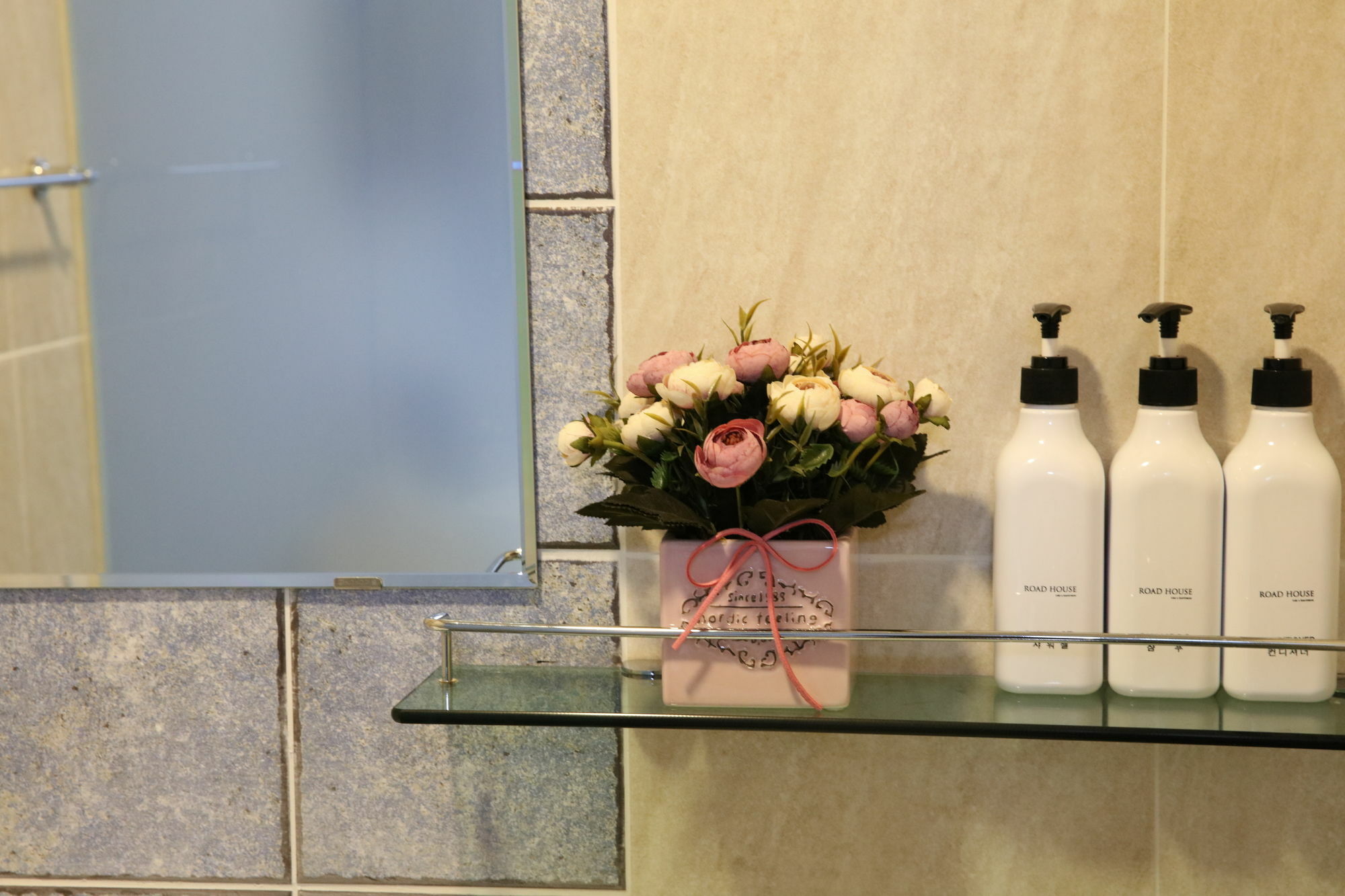Road Myeongdong Hotel Seoul Exterior photo